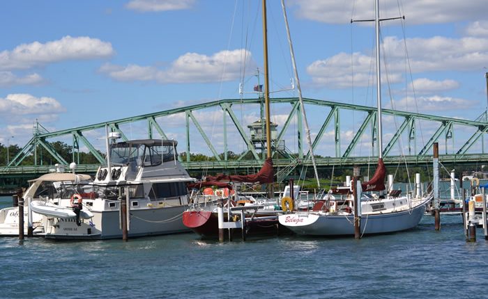 grosse ile yacht club hours